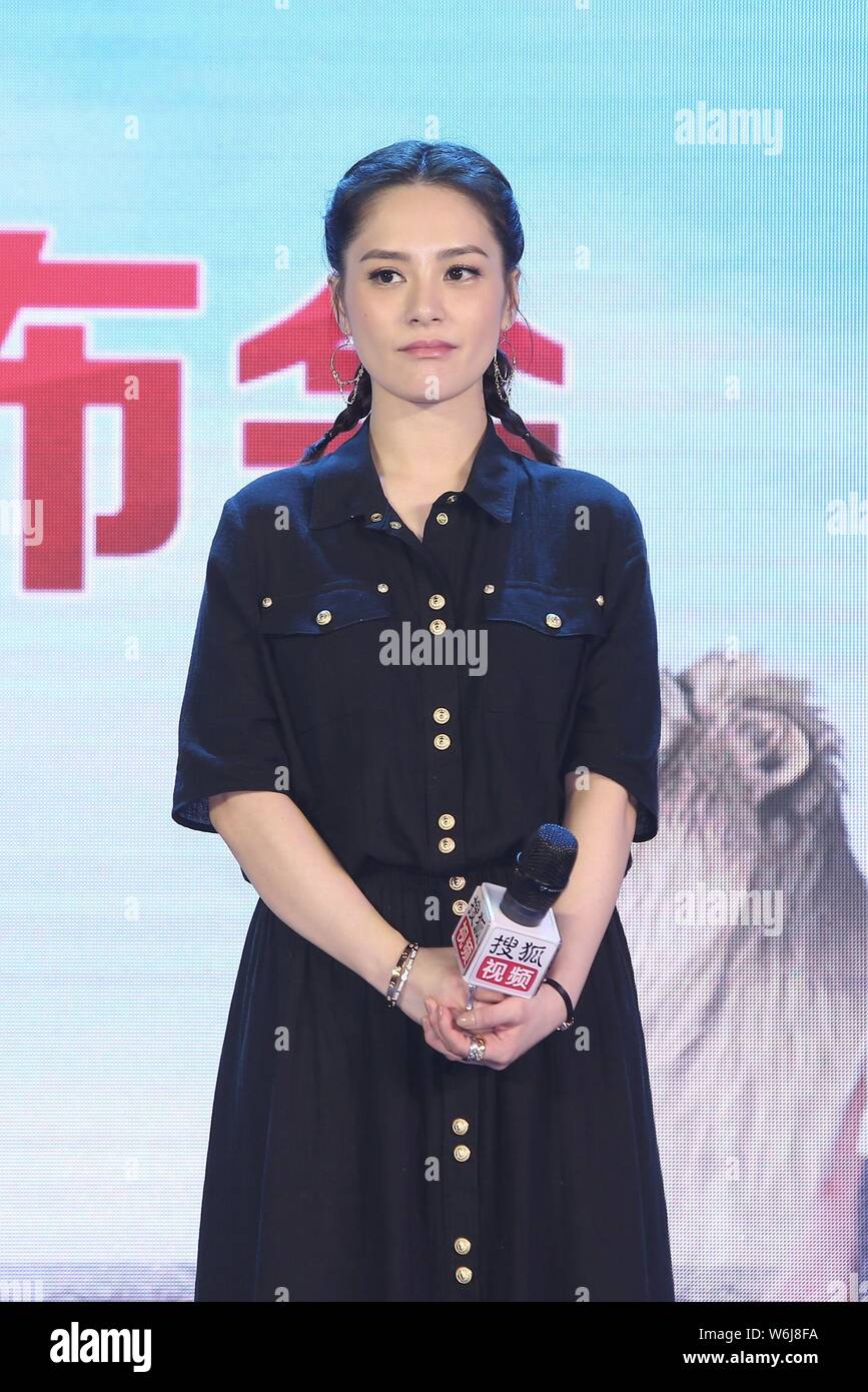 Hong Kong Sängerin und Schauspielerin Gillian Chung von Hong Kong Pop Duo Twins besucht eine Pressekonferenz für neue TV-Serie "Baum im Fluss" in Beij Stockfoto