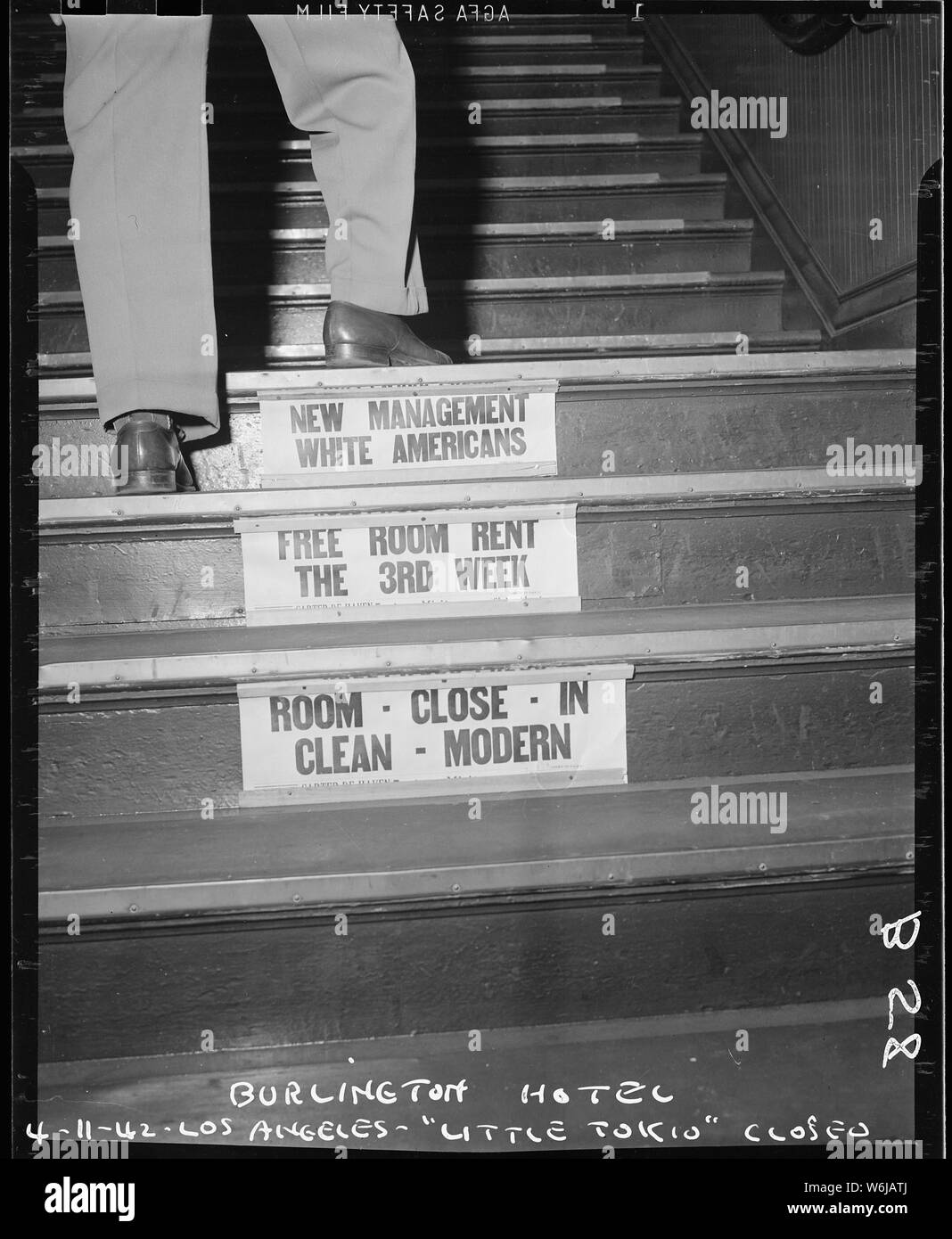 Los Angeles, Kalifornien. Nach Hause ein Hotel unter neuer Leitung in Little Tokyo nach Residenzappartementhaus. . .; Umfang und Inhalt: Der vollständige Titel für dieses Foto lautet: Los Angeles, Kalifornien. Nach Hause ein Hotel unter neuer Leitung in Little Tokyo nach Bewohnern des japanischen Vorfahren wurden bestellt, dieses Viertel in der Nähe des Civic Center in Los Angeles zu evakuieren. Umsiedler in den Krieg Umzug Behörde zugewiesen werden Zentren für die Dauer. Stockfoto