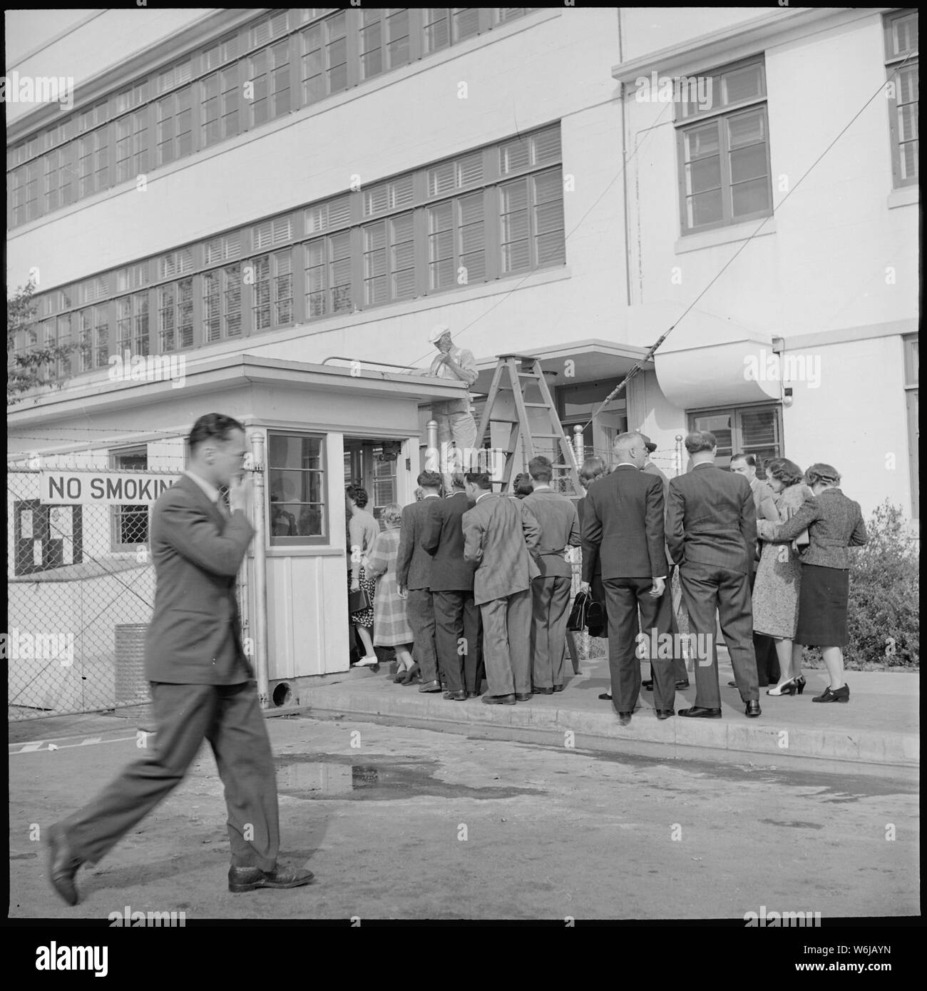 Los Angeles, Kalifornien. Lockheed Beschäftigung. Mitarbeiter von Lockheed muss Identifikation sowohl für Offiziere in der Armee und der lokalen Polizei vorhanden Stockfoto