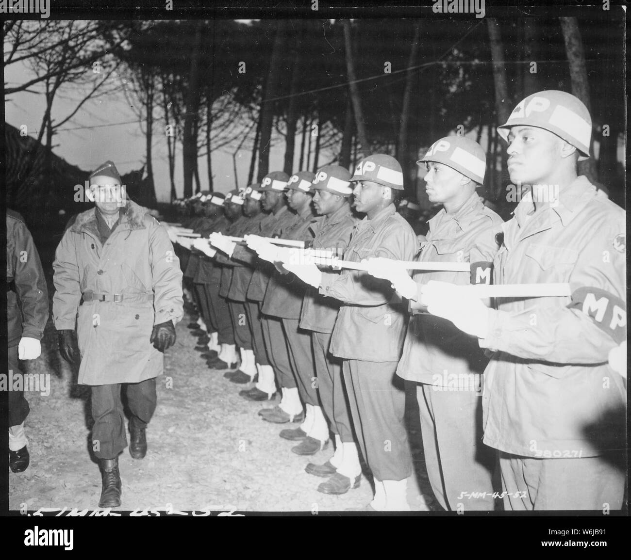 Generalleutnant Joseph T. McNarney, der Stellvertretende Oberste Alliierte Befehlshaber, mediterrane Theater, inspiziert Ehrengarde von MPs während seiner Tour des Fünften Armee vorne an der 92nd Division Sektor., 04/1945 Stockfoto