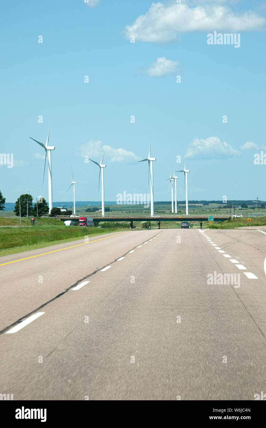 Juli 26, 2019: Amherst, Nova Scotia - Die Gemeinschaft Windpark oder Turbinen in Amherst, Nova Scotia im Sommer Stockfoto