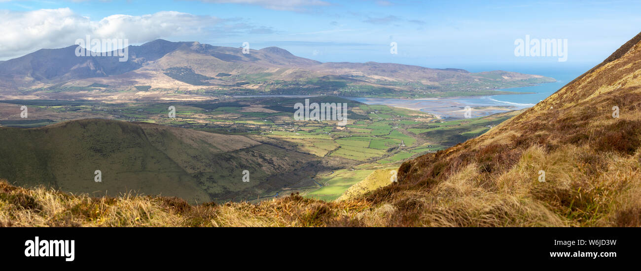 Panoramablick auf die Brandon Mountain Range von den Hängen des Beenatoor auf der Halbinsel Dingle in der Grafschaft Kerry, Irland. Stockfoto