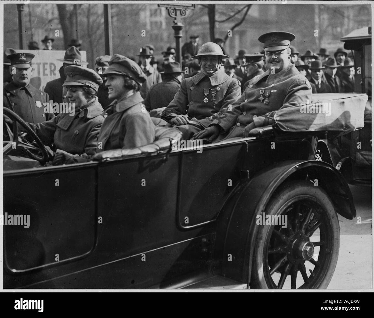 Große Esperanz und großen Spencer der 369 Infanterie an der Parade. Major David Esperanz (mit er. . .; Umfang und Inhalt: Der vollständige Titel für dieses Element ist wie folgt: große Esperanz und großen Spencer der 369 Infanterie an der Parade. Major David Esperanz (mit Helm) und Major Lorrilard Spencer die beide waren verletzt, während sie ihre Befehle, die 369 Infanterie [African American] Truppen von New York City, in einem Laden. Stockfoto