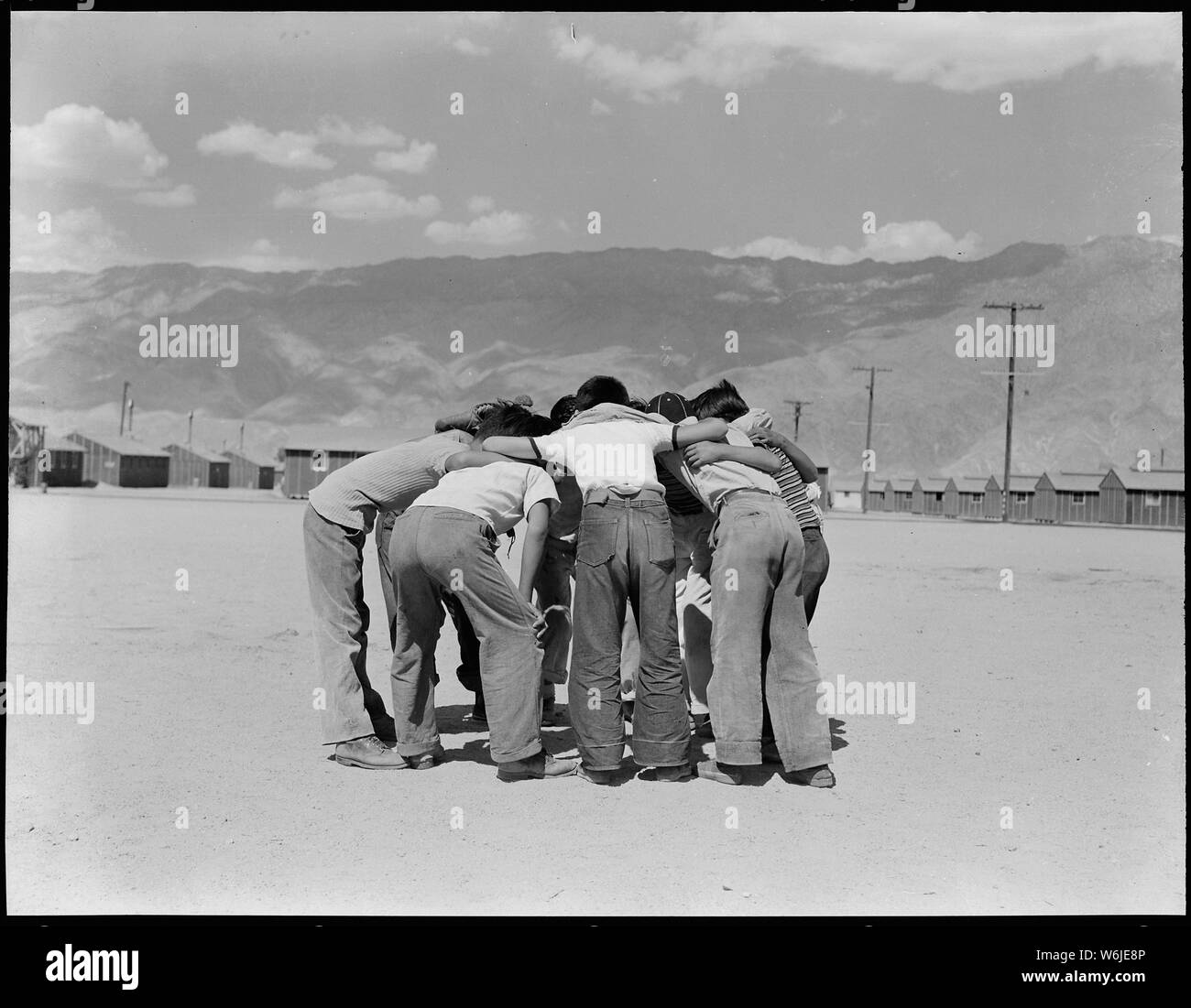 Manzanar Relocation Center, Manzanar, Kalifornien. Baseball Spieler in einer Unordnung. Dieses Spiel ist sehr. . .; Umfang und Inhalt: Der vollständige Titel für dieses Foto lautet: manzanar Relocation Center, Manzanar, Kalifornien. Baseball Spieler in einer Unordnung. Dieses Spiel ist sehr beliebt bei 80 Teams auf dem Laufenden gebildet. Die meisten spielt sich in der großen schutzwalls zwischen den Blöcken der Kaserne getan. Stockfoto