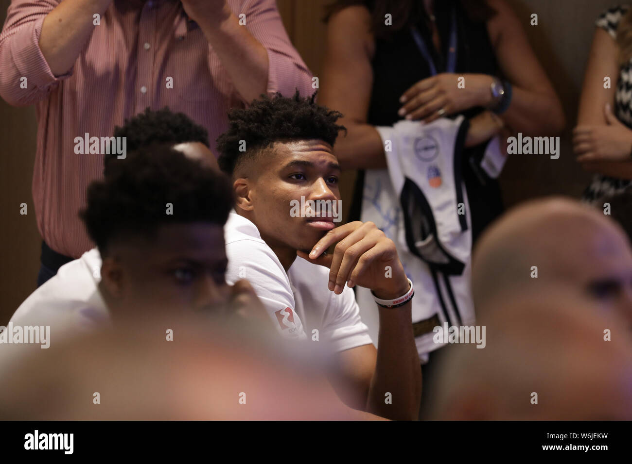 (190802) - Athen, August 2, 2019 (Xinhua) - Griechische Nationalmannschaft Spieler Giannis Antetokounmpo, NBA Milwaukee Bucks Spieler, der die NBA MVP Award für die Saison 2018-19 gewann, besucht die offizielle Präsentation der griechischen Nationalmannschaft in Athen, Griechenland, 1. August, 2019. (Foto durch Lefteris Partsalis/Xinhua) Stockfoto