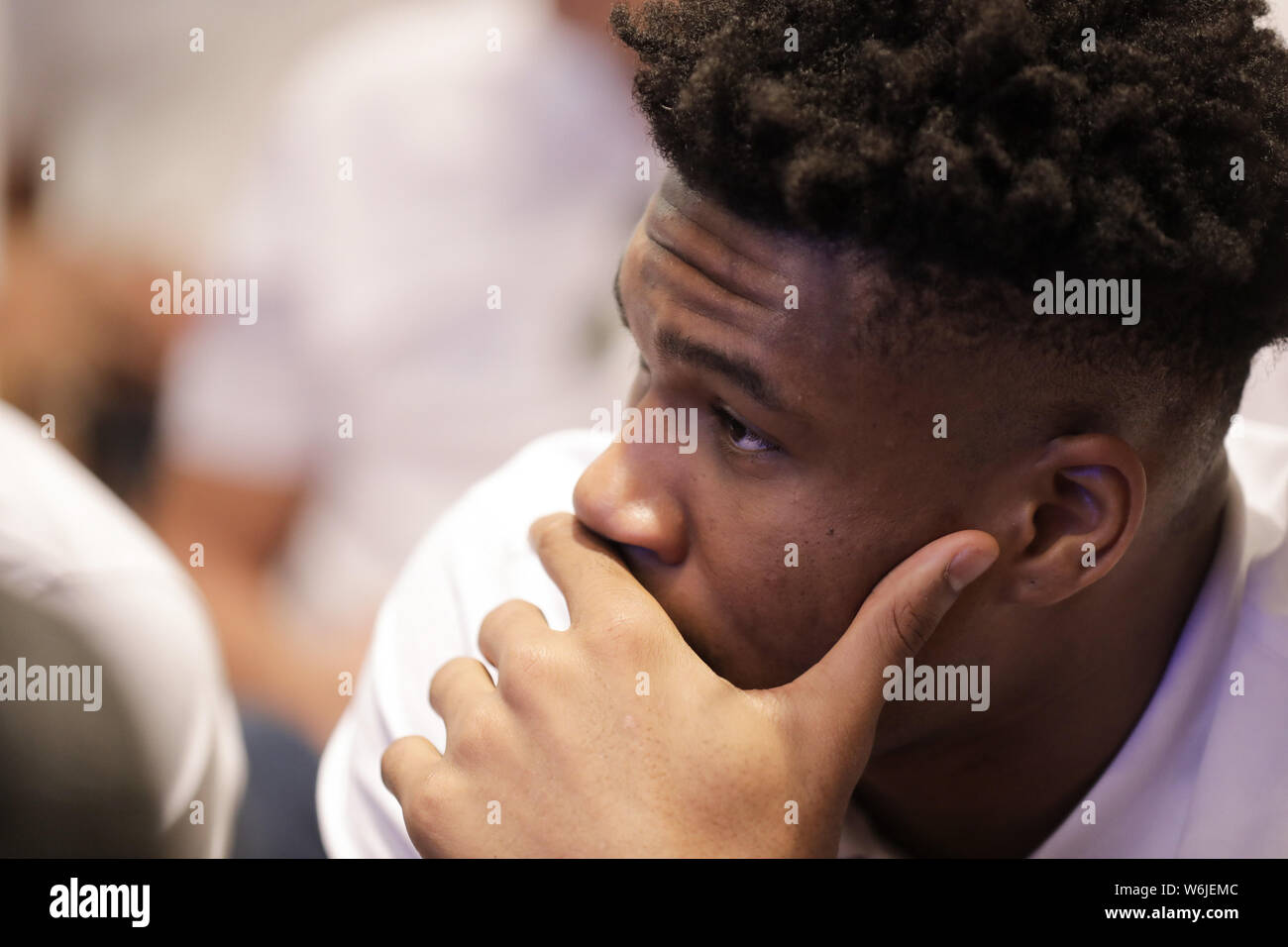 (190802) - Athen, August 2, 2019 (Xinhua) - Griechische Nationalmannschaft Spieler Giannis Antetokounmpo, NBA Milwaukee Bucks Spieler, der die NBA MVP Award für die Saison 2018-19 gewann, besucht die offizielle Präsentation der griechischen Nationalmannschaft in Athen, Griechenland, 1. August, 2019. (Foto durch Lefteris Partsalis/Xinhua) Stockfoto