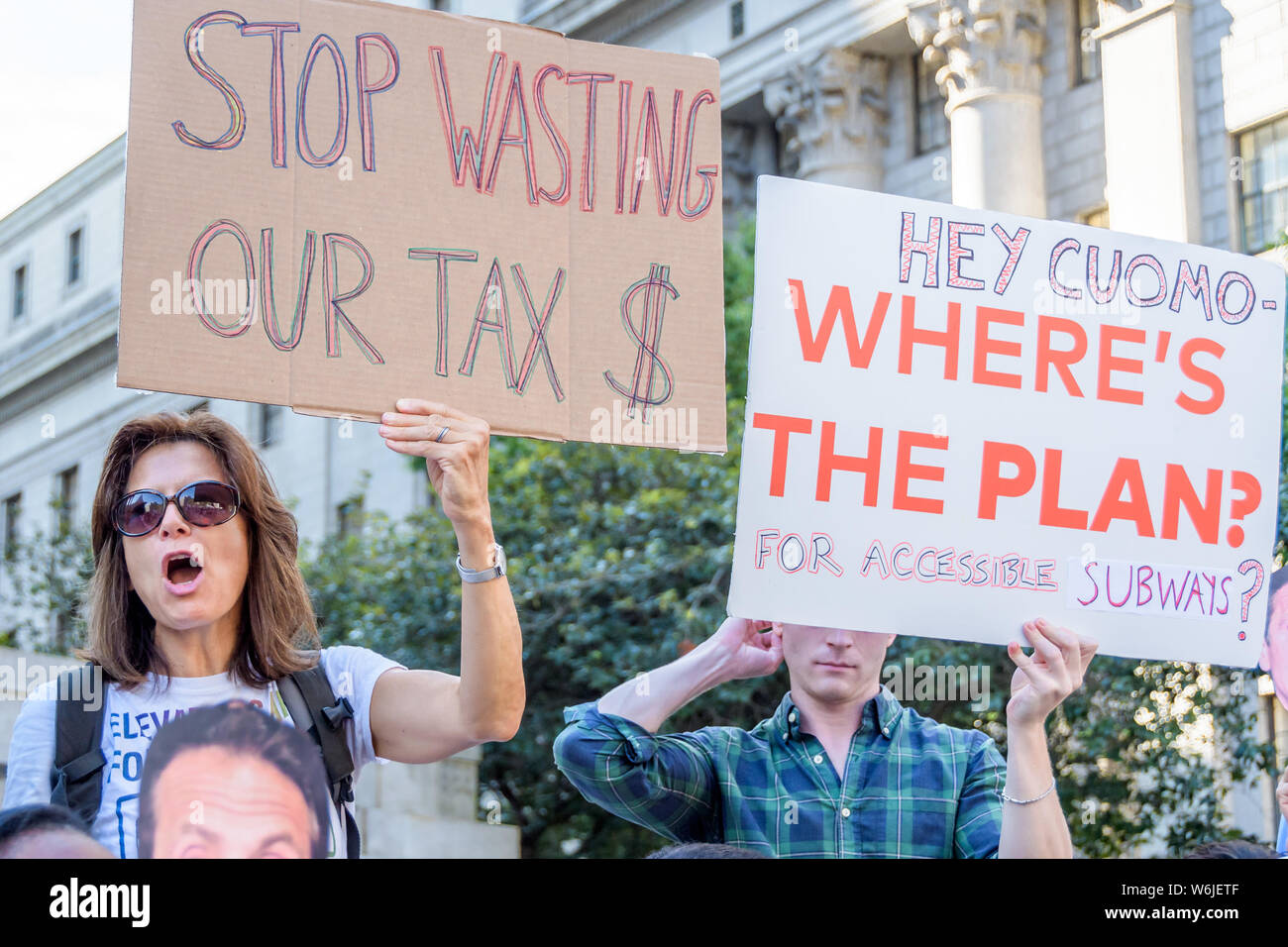 New York, Vereinigte Staaten. 01 Aug, 2019. Behinderung, Transit und andere Aktivisten eine Kundgebung abhielten außerhalb der 60 Centre Street Gericht am Donnerstag, den 1. August 2019 Berufung auf reg. Cuomo, wer kontrolliert die MTA, eine rechtlich verbindliche Verpflichtung zur vollen u-bahn Zugang zu machen. Credit: Erik McGregor/Pacific Press/Alamy leben Nachrichten Stockfoto
