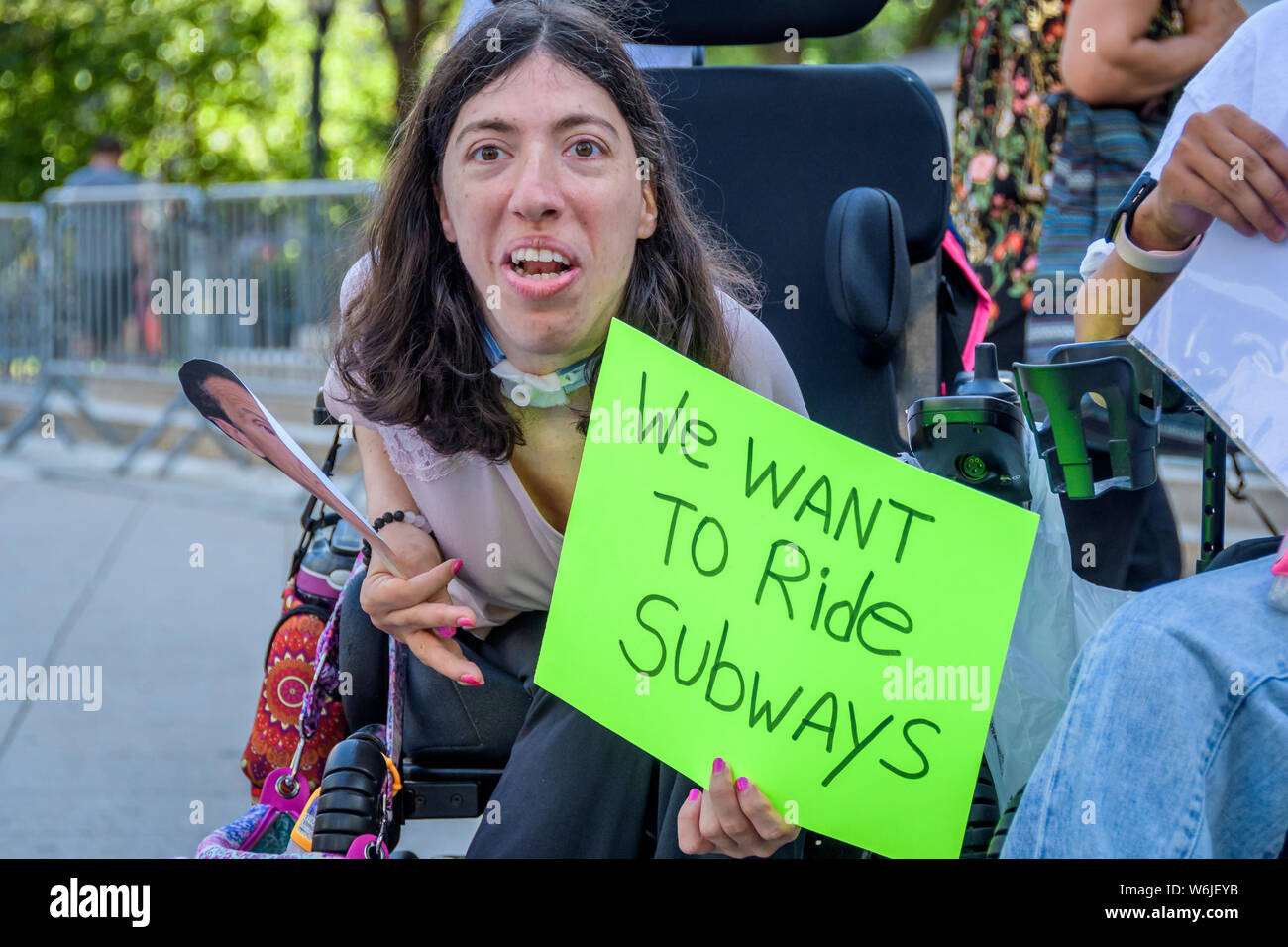 New York, Vereinigte Staaten. 01 Aug, 2019. Behinderung, Transit und andere Aktivisten eine Kundgebung abhielten außerhalb der 60 Centre Street Gericht am Donnerstag, den 1. August 2019 Berufung auf reg. Cuomo, wer kontrolliert die MTA, eine rechtlich verbindliche Verpflichtung zur vollen u-bahn Zugang zu machen. Credit: Erik McGregor/Pacific Press/Alamy leben Nachrichten Stockfoto