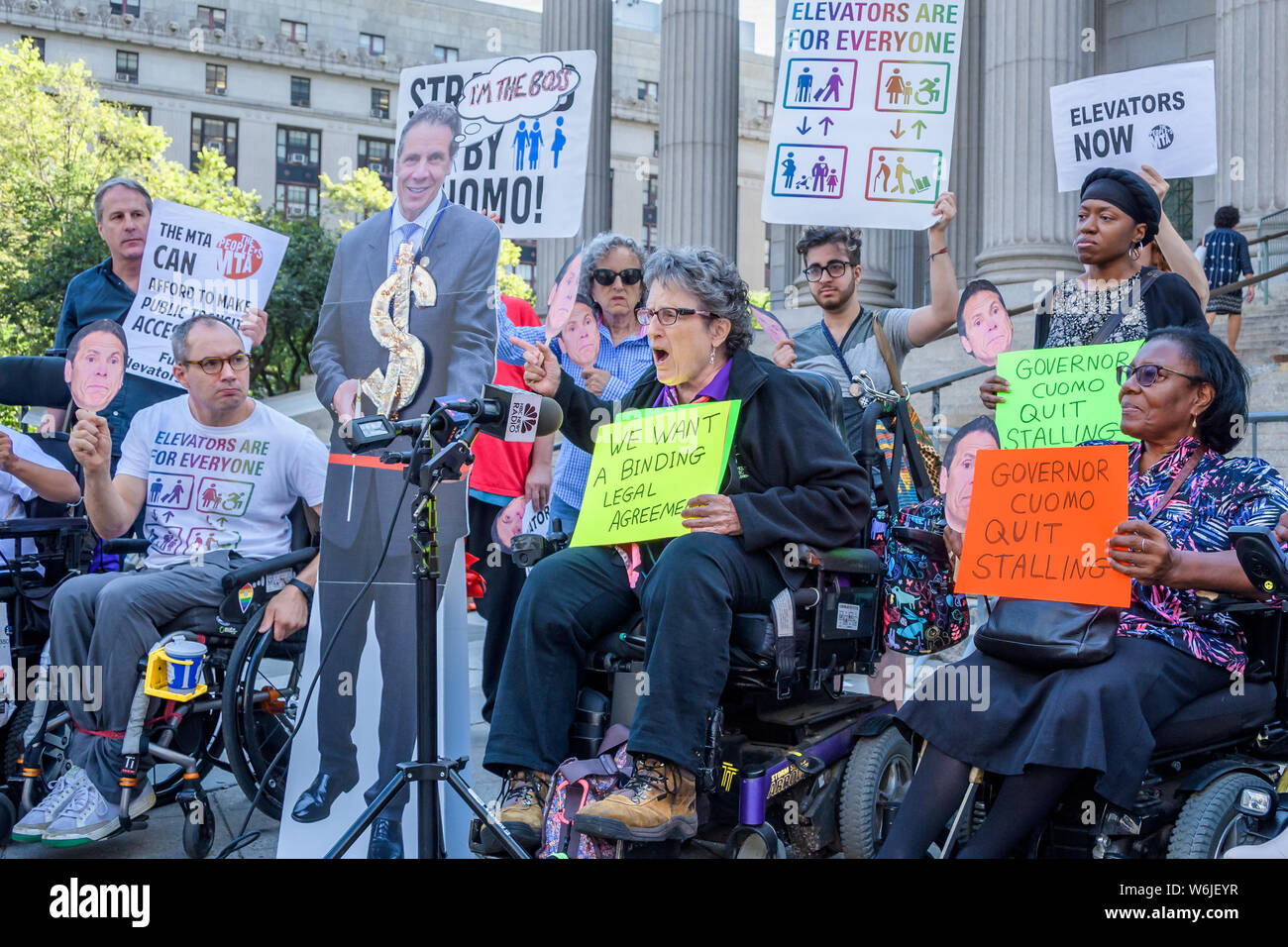New York, Vereinigte Staaten. 01 Aug, 2019. Behinderung, Transit und andere Aktivisten eine Kundgebung abhielten außerhalb der 60 Centre Street Gericht am Donnerstag, den 1. August 2019 Berufung auf reg. Cuomo, wer kontrolliert die MTA, eine rechtlich verbindliche Verpflichtung zur vollen u-bahn Zugang zu machen. Credit: Erik McGregor/Pacific Press/Alamy leben Nachrichten Stockfoto