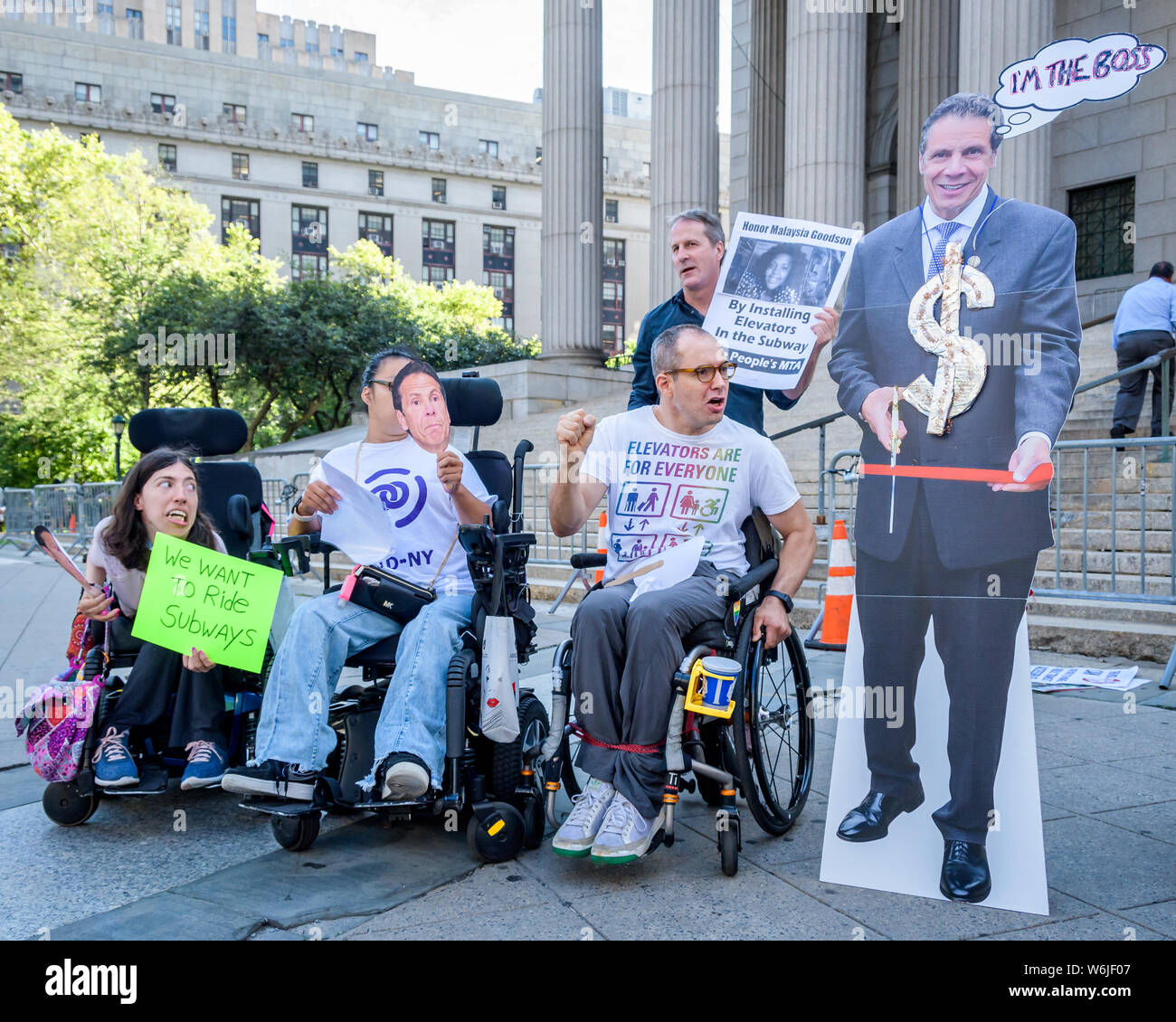 New York, Vereinigte Staaten. 01 Aug, 2019. Behinderung, Transit und andere Aktivisten eine Kundgebung abhielten außerhalb der 60 Centre Street Gericht am Donnerstag, den 1. August 2019 Berufung auf reg. Cuomo, wer kontrolliert die MTA, eine rechtlich verbindliche Verpflichtung zur vollen u-bahn Zugang zu machen. Credit: Erik McGregor/Pacific Press/Alamy leben Nachrichten Stockfoto