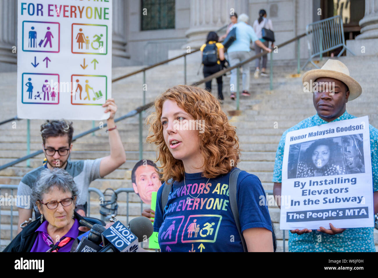 New York, Vereinigte Staaten. 01 Aug, 2019. Behinderung, Transit und andere Aktivisten eine Kundgebung abhielten außerhalb der 60 Centre Street Gericht am Donnerstag, den 1. August 2019 Berufung auf reg. Cuomo, wer kontrolliert die MTA, eine rechtlich verbindliche Verpflichtung zur vollen u-bahn Zugang zu machen. Credit: Erik McGregor/Pacific Press/Alamy leben Nachrichten Stockfoto