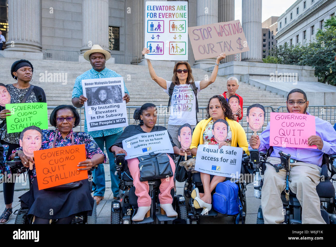 New York, Vereinigte Staaten. 01 Aug, 2019. Behinderung, Transit und andere Aktivisten eine Kundgebung abhielten außerhalb der 60 Centre Street Gericht am Donnerstag, den 1. August 2019 Berufung auf reg. Cuomo, wer kontrolliert die MTA, eine rechtlich verbindliche Verpflichtung zur vollen u-bahn Zugang zu machen. Credit: Erik McGregor/Pacific Press/Alamy leben Nachrichten Stockfoto