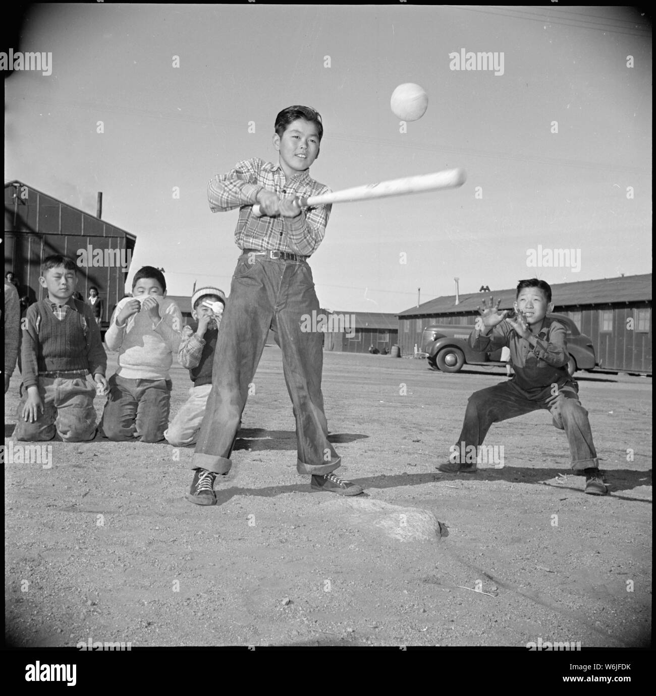 Manzanar Relocation Center, Manzanar, Kalifornien. Die sechste Klasse Jungen genießen Sie eine Partie weiche Kugel bei Rec. . .; Umfang und Inhalt: Der vollständige Titel für dieses Foto lautet: manzanar Relocation Center, Manzanar, Kalifornien. Die sechste Klasse Jungen genießen Sie eine Partie weiche Kugel in der Pause Zeit. Hinweis Jungen im hinteren, die Misstrauen Kontrolle der Geschwindigkeit Kugel Krug. Stockfoto