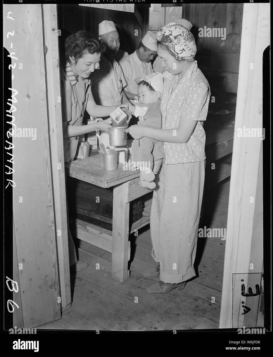 Manzanar Relocation Center, Manzanar, Kalifornien. Spezielle Nahrung Formel sind für Babys bei M vorbereitet. . .; Umfang und Inhalt: Der vollständige Titel für dieses Foto lautet: manzanar Relocation Center, Manzanar, Kalifornien. Spezielle Nahrung Formel sind für Babys an der Reception Centre Manzanar für Umsiedler von japanischen Vorfahren vorbereitet. Stockfoto