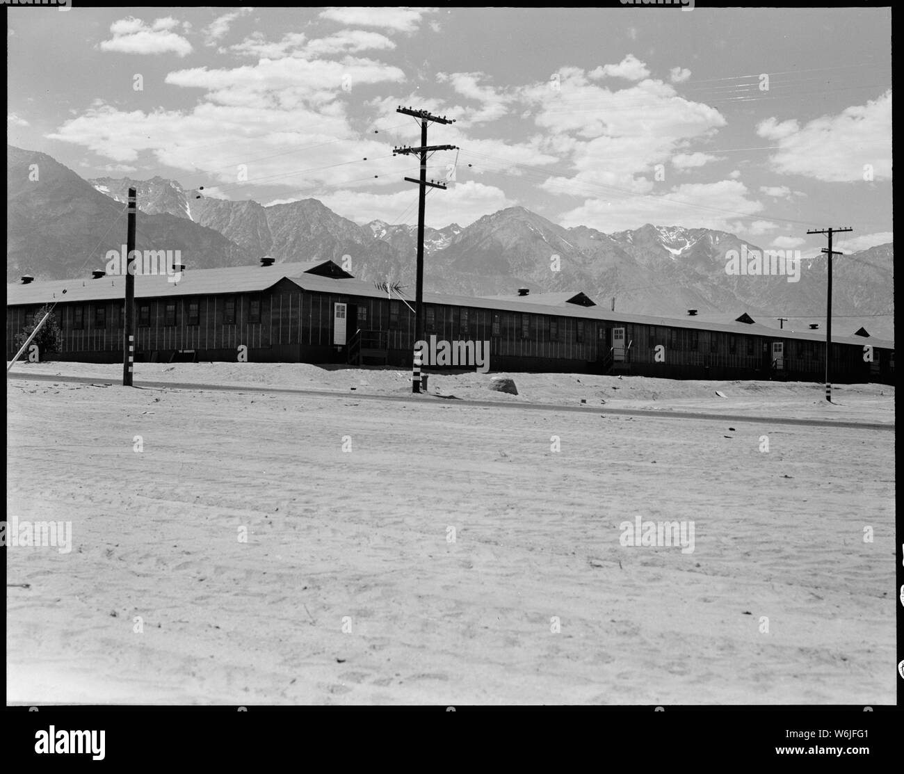 Manzanar Relocation Center, Manzanar, Kalifornien. Das neue Krankenhaus in diesem Krieg Relocation Authority. . .; Umfang und Inhalt: Der vollständige Titel für dieses Foto lautet: manzanar Relocation Center, Manzanar, Kalifornien. Das neue Krankenhaus in diesem Krieg Relocation Authority center ist fast bezugsfertig. Es wird komplett ausgestattet für die Bedürfnisse von 10.000 Personen zu kümmern. Es gibt Unterkünfte für 250 Betten. Es ist vollständig isoliert, hat doppelte Böden, innen Heizung und mit allen neuen Geräten. Dieses Krankenhaus wird durch Umsiedler Ärzte und Krankenschwestern besetzt werden. Stockfoto