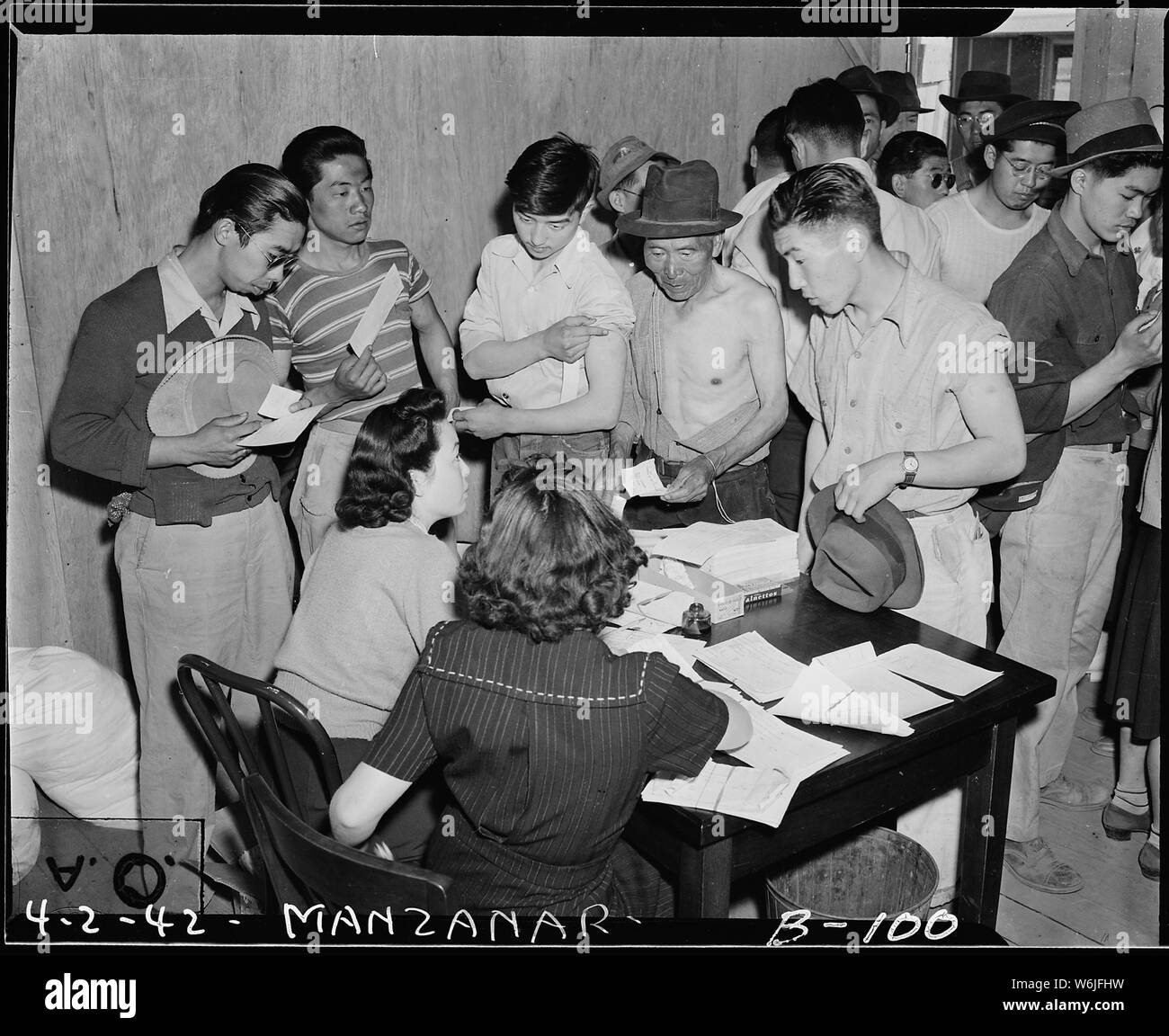 Manzanar Relocation Center, Manzanar, Kalifornien. Impfung ist erforderlich der Evakuierten im Krieg Reloca. . .; Umfang und Inhalt: Der vollständige Titel für dieses Foto lautet: manzanar Relocation Center, Manzanar, Kalifornien. Impfung ist erforderlich der Evakuierten at War Relocation Authority Zentren gegen Typhus und anderen Krankheiten zu schützen. Stockfoto