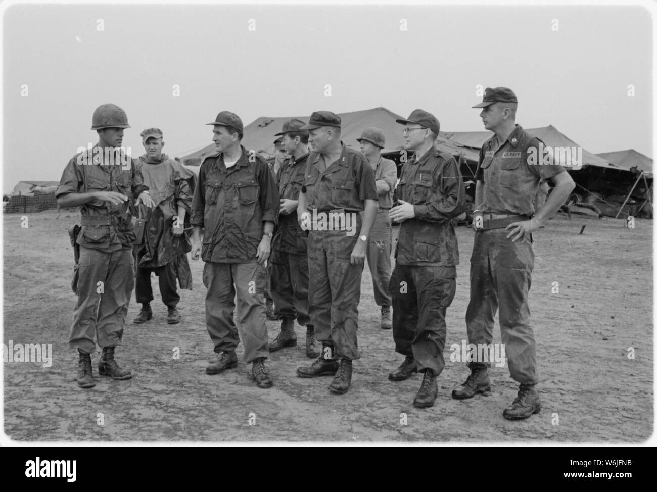 Marine Zugführer, Gouverneur John H. Chafee (R-RI), Major General Lewis W. Walt, Gouverneur John Reed (R-ME), Naval Escort. , Der in der Rückseite zwischen Gouverneur Chafee und Allgemeine Walt ist Gouverneur Carl E. Sanders (D-GA). Stockfoto