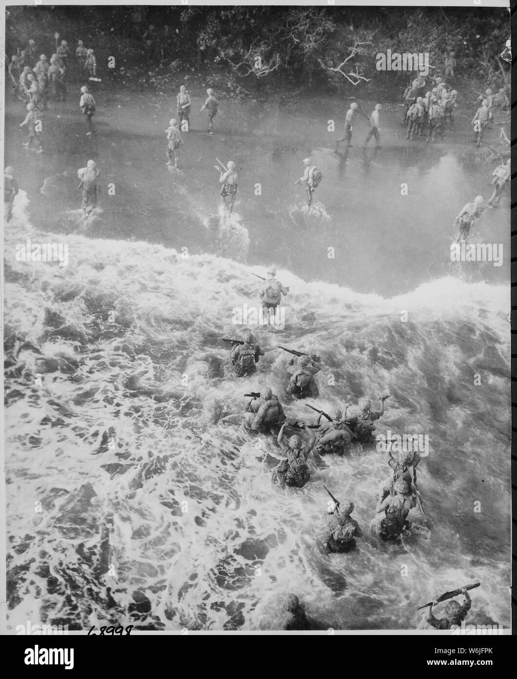 Marines schlug drei Füße von rauhem Wasser wie Sie Ihre LST verlassen den Strand am Cape Gloucester, Großbritannien., 12/26/1943 zu nehmen Stockfoto