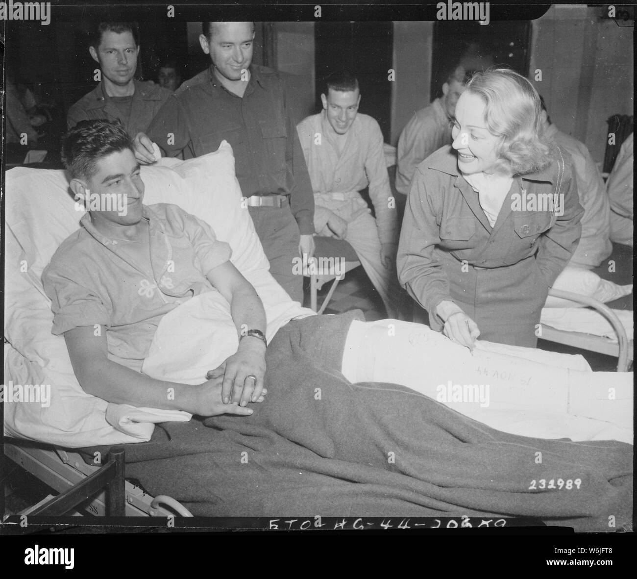 Marlene Dietrich, motion picture Schauspielerin, Autogramme der cast auf das Bein von Tec 4 Earl E. McFarland von Cavider, Texas, an ein Krankenhaus, in Belgien, wo Sie unterhaltsam die GIs wurde., Ca. 11/24/1944; Allgemeine Hinweise: Verwenden Sie Krieg und Konflikt Nummer 758 bei der Bestellung eine Reproduktion oder Anforderung von Informationen zu diesem Bild. Stockfoto