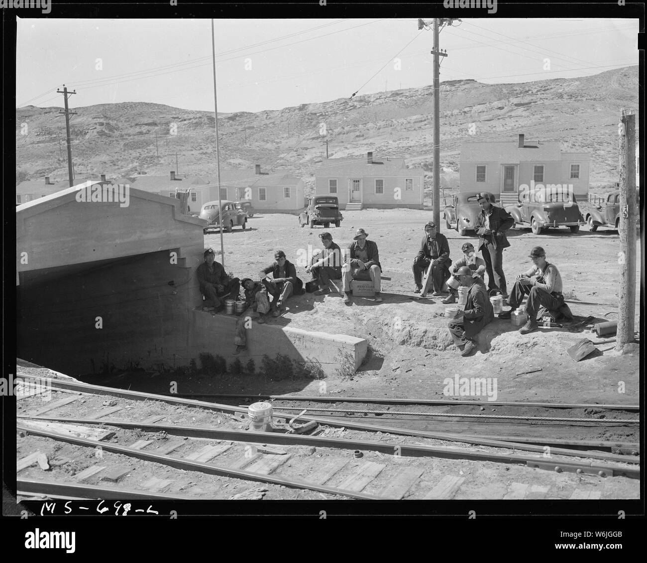 Bergleute bei u-Portal warten auf den zweiten (Swing) Verschiebung der Nachmittag zu gehen. Union Pacific Coal Company, Vertrauen, Vertrauen, Sweetwater County, Wyoming. Stockfoto