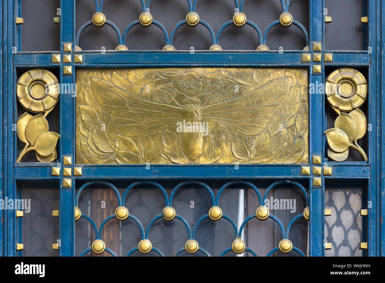 Goldfarbene Relief einer Biene an einem schmiedeeisernen Tor um 1900, Jugendstil, Czernowitz, Ukraine Stockfoto