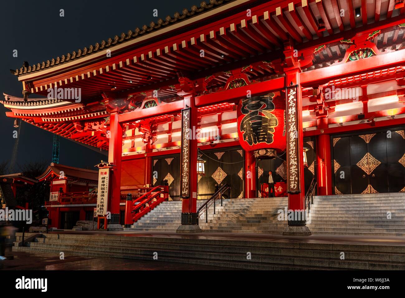 Nacht Foto, Treppe zum Eingang, buddhistische Tempel Komplex, Senso-ji in Asakusa Tempel oder Schrein, Asakusa, Tokyo, Japan Stockfoto