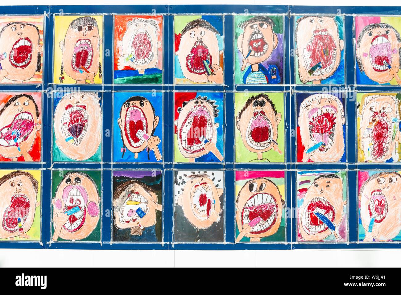 Gemalte Bilder von Kindern, Porträt, während die Zähne putzen und Sumida, Asakusa, Tokyo, Japan Stockfoto