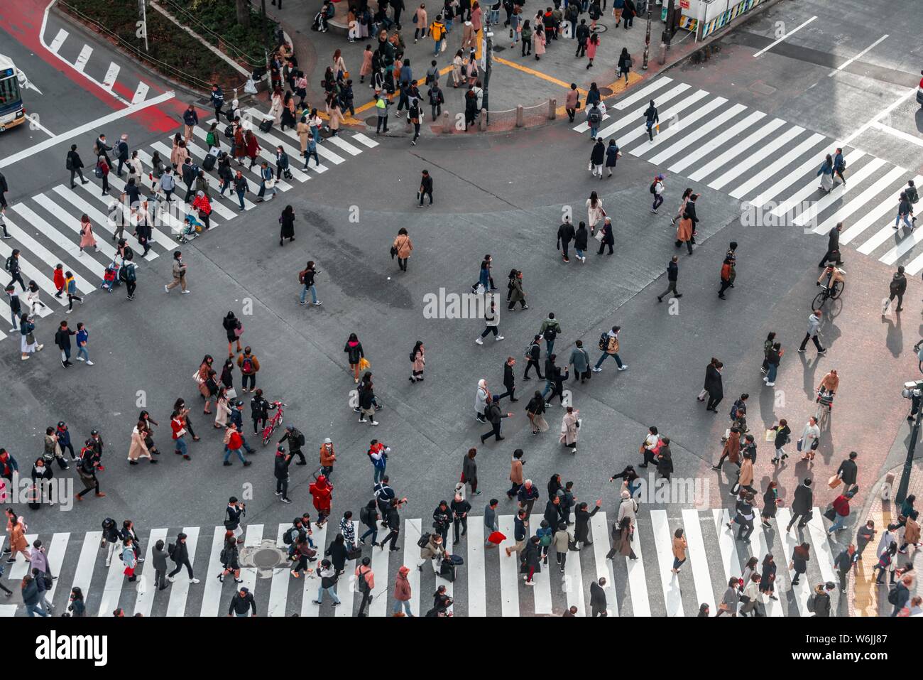 Shibuya Crossing, Massen an der Kreuzung, viele Fußgänger überqueren Zebrastreifen, Shibuya, Udagawacho, Tokio, Japan Stockfoto