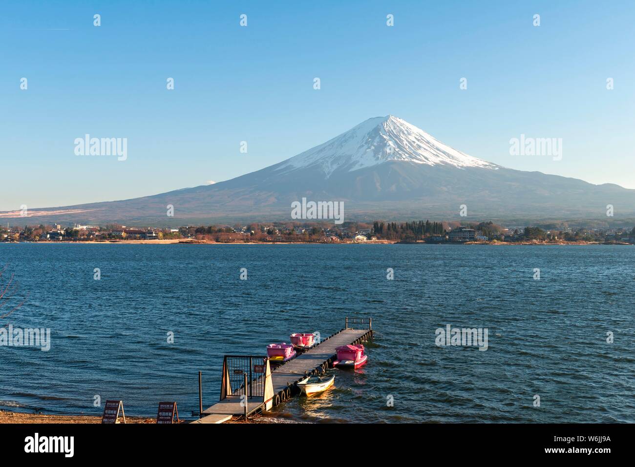 Steg mit Tretbooten, Blick über Lake Kawaguchi, zurück Vulkan Mt. Fuji, Yamanashi Präfektur, Japan Stockfoto