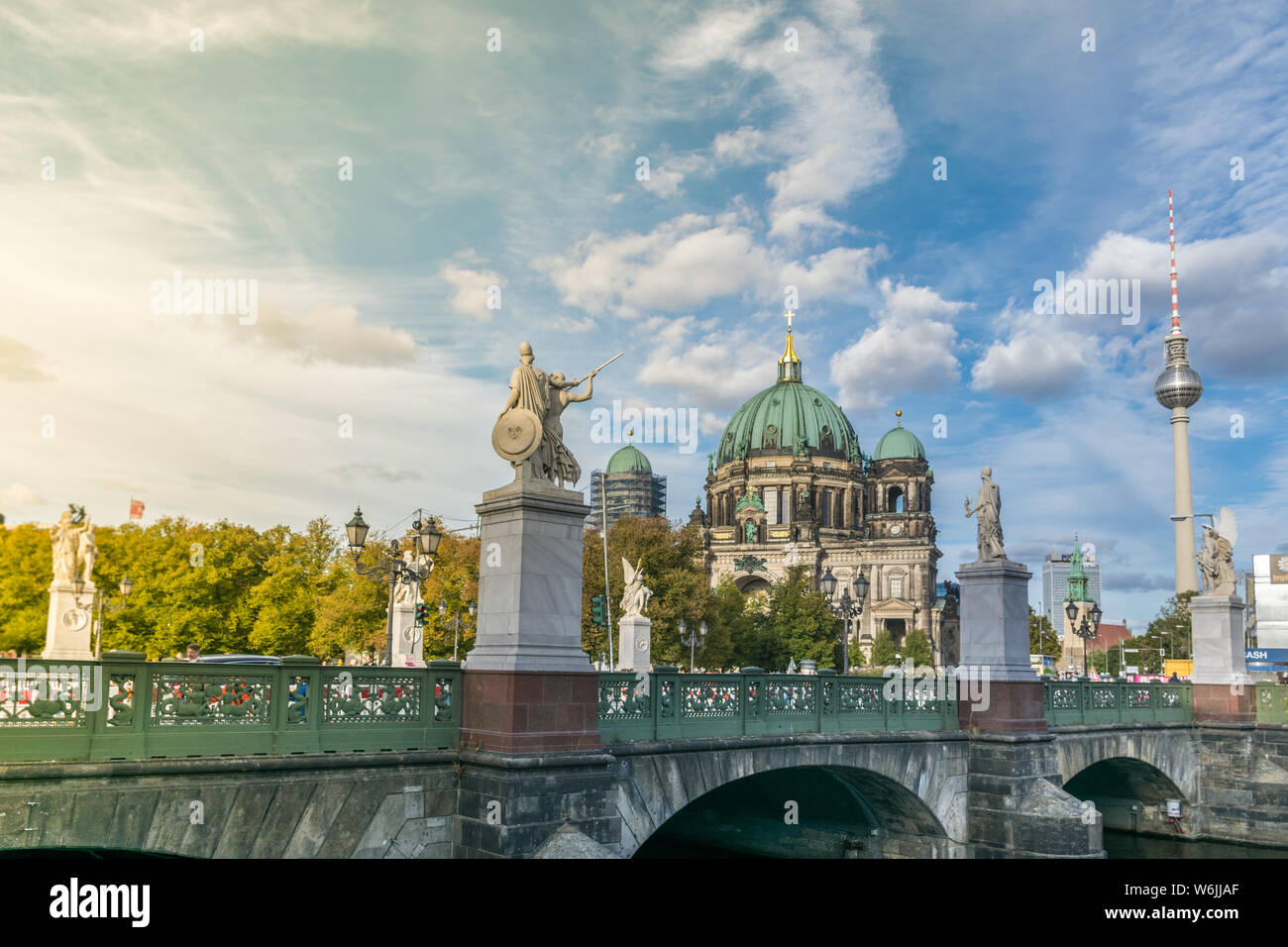 BERLIN, DEUTSCHLAND - 28. Juli 2018: Sonnenuntergang über den Zugriff auf die Museumsinsel durch das Schloss Brücke und seine Statuen, mit der Stockfoto