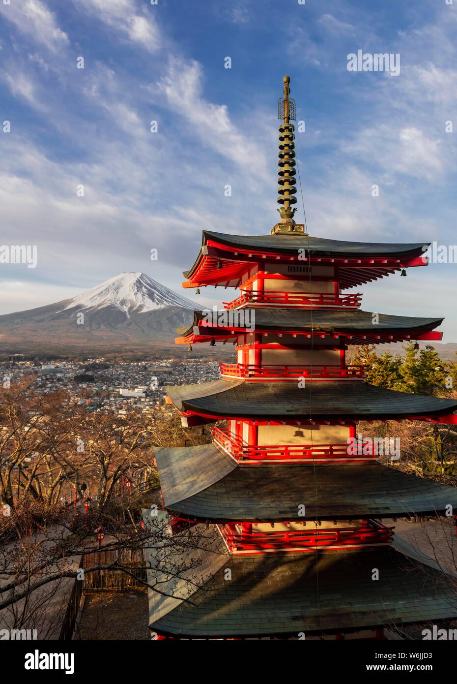 5-stöckige Pagode, Fujiyoshida Chureito Pagode, mit Blick auf die Stadt und den Berg Fuji Vulkan, Yamanashi Präfektur, Japan Stockfoto
