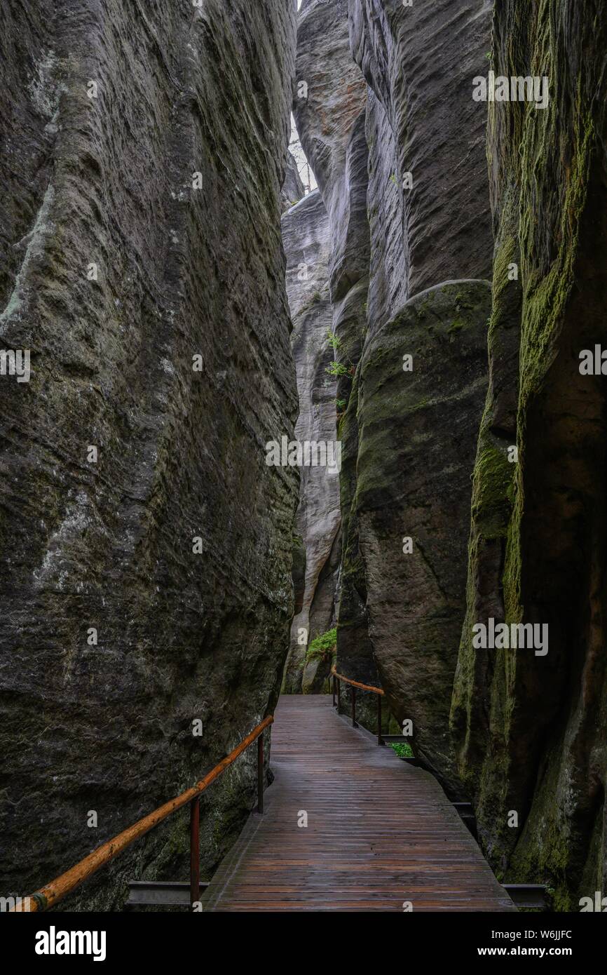 Wanderweg in die Adersbach-Weckelsdorfer Felsenstadt, Tschechische Republik Stockfoto