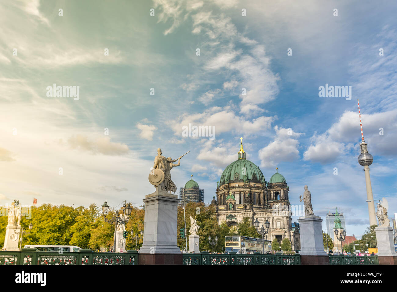 BERLIN, DEUTSCHLAND - 28. Juli 2018: Überblick über drei wichtige Orte der Berliner Geschichte: die Schloss Brigde und seinem kaiserlichen Statuen, die Stockfoto