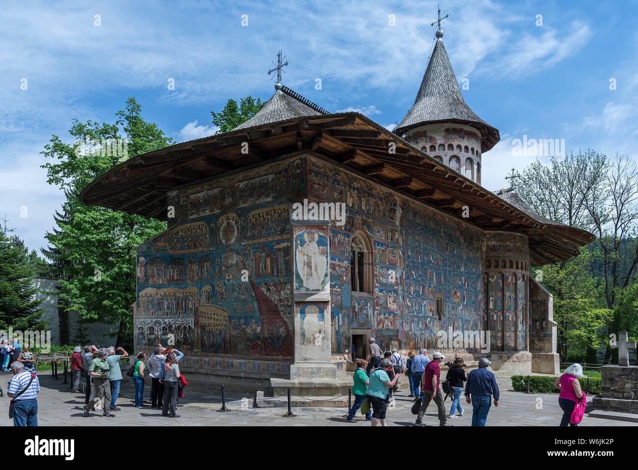 Touristen besuchen Klosterkirche St. Georg, 1547, UNESCO-Weltkulturerbe, Voronet, Rumänien Stockfoto