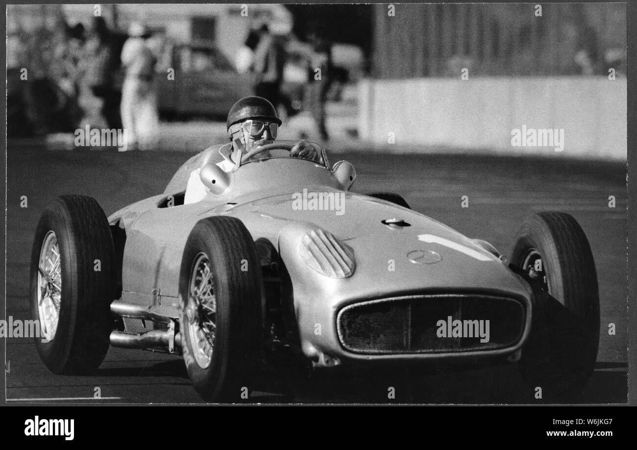 Juan Manuel Fangio, der den Spitznamen El Chueco oder El Maestro, fahren die Mercedes Benze W 196 an den US Grand Prix in Long Beach Kalifornien in den späten 70er Jahren, als er ein argentinischer Rennfahrer war. Er beherrschte die ersten zehn Jahre in der Formel 1 und gewann die Welt Meisterschaft fünfmal. Von Kindheit an, er brach seine Studien Automechaniker zu verfolgen Stockfoto