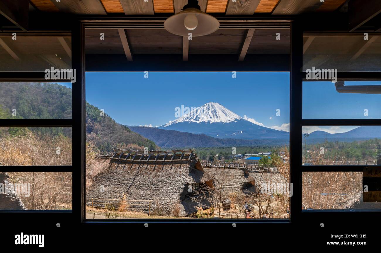 Blick aus dem Fenster in das Freilichtmuseum Iyashinosato, alten japanischen Dorf mit traditionellen Häusern, zurück Vulkan Mt. Fuji, Fujikawaguchiko, Saiko Stockfoto