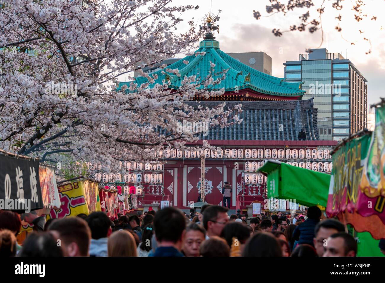 Masse an Shinobazunoike Bentendo Tempel in Hanami Fest, Ueno Park, Tokio, Japan Stockfoto