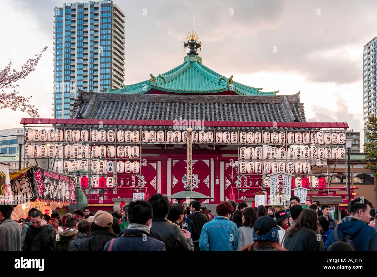 Masse an Shinobazunoike Bentendo Tempel, Ueno Park, Tokio, Japan Stockfoto