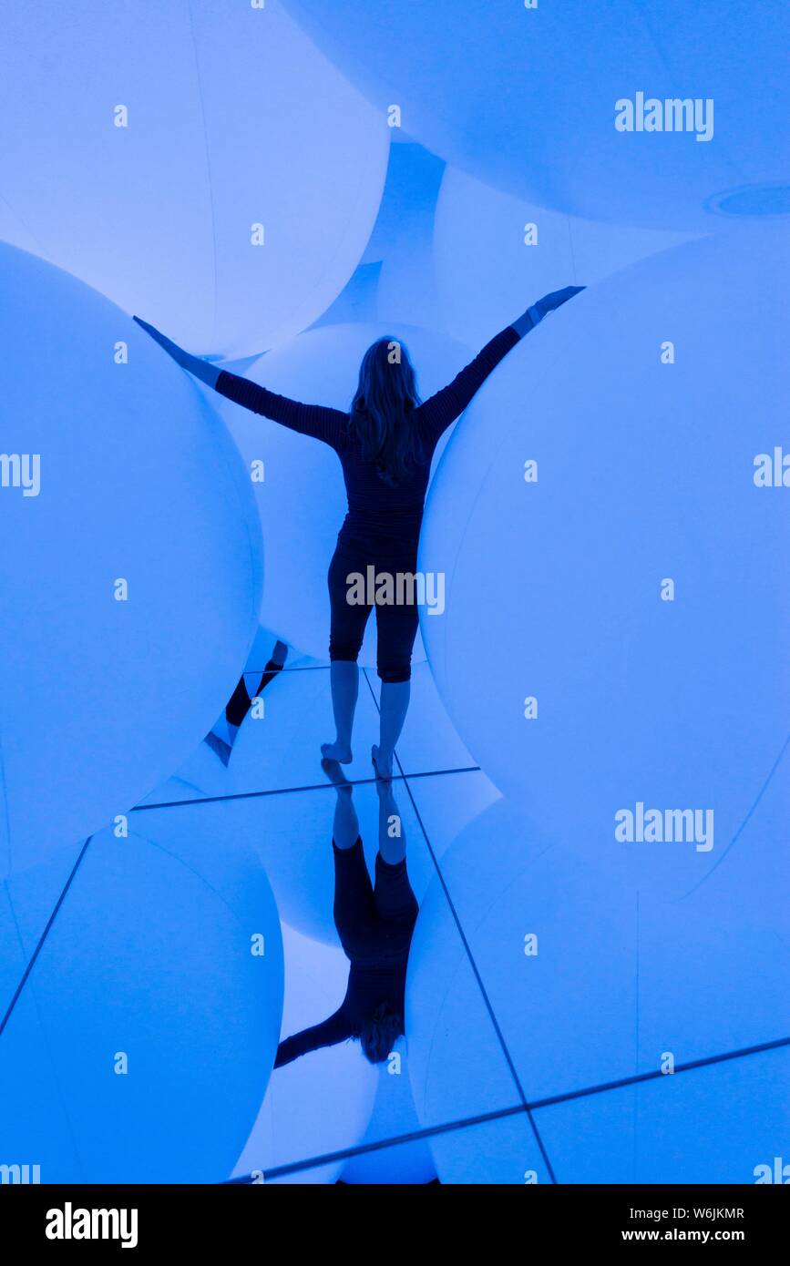Junge Frau, Große beleuchtete Kugeln, LED-Installation in der Digitalen Kunst Museum, TeamLab Planeten, Koto City, Tokio, Japan Stockfoto