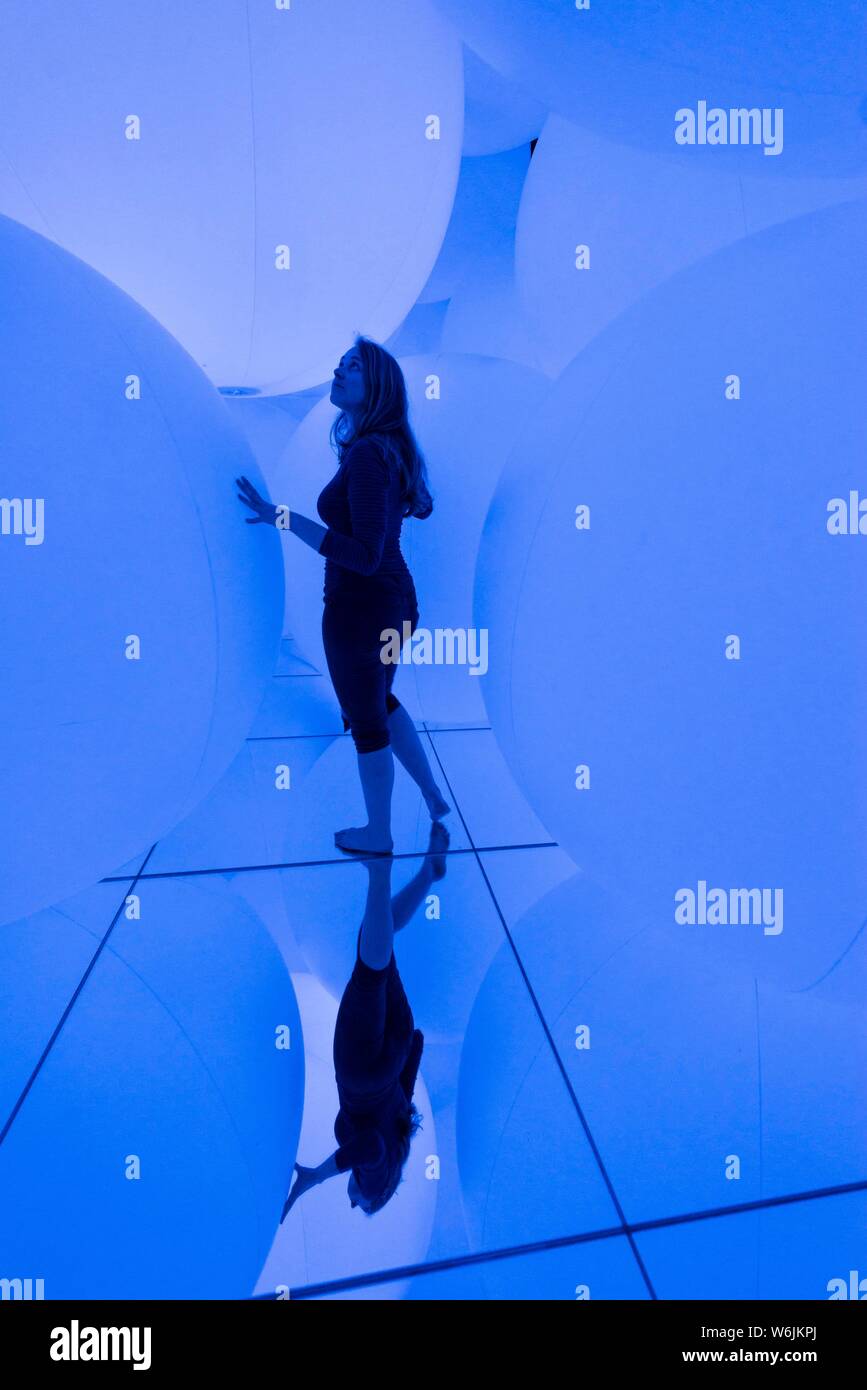 Junge Frau, Große beleuchtete Kugeln, LED-Installation in der Digitalen Kunst Museum, TeamLab Planeten, Koto City, Tokio, Japan Stockfoto