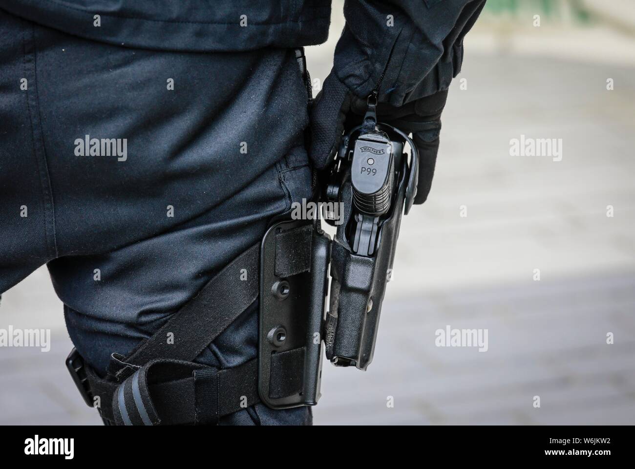 Polizisten in Aktion, service Waffe Walther P99, Demonstration, Essen, Ruhrgebiet, Nordrhein-Westfalen, Deutschland Stockfoto