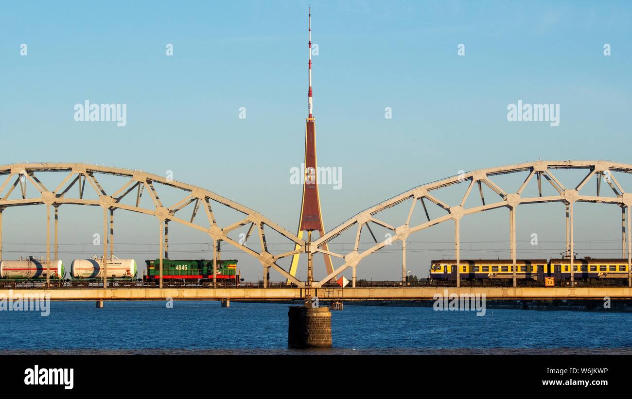 Fernsehturm und Eisenbahnbrücke über den Daugava, Riga, Lettland Stockfoto