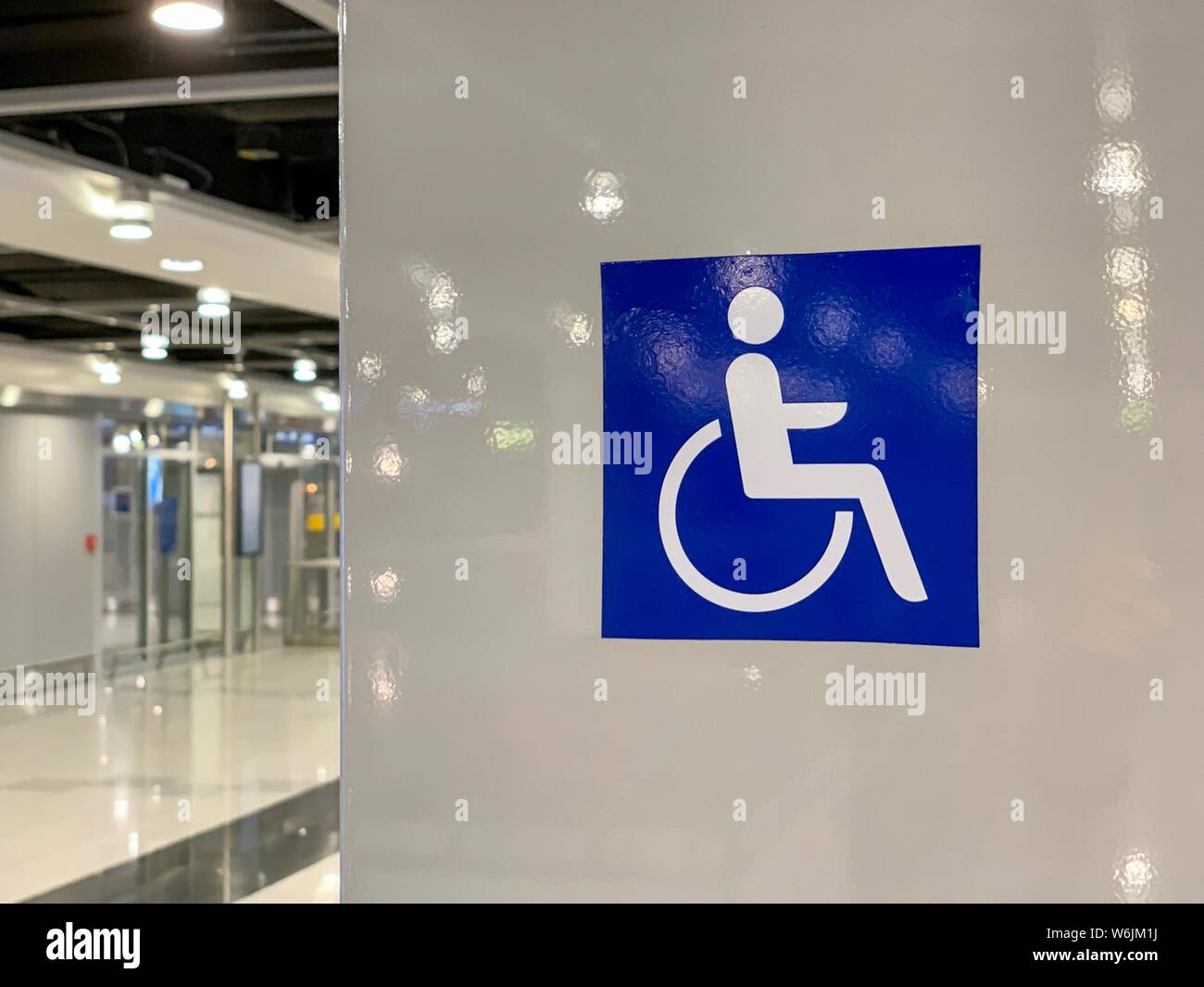 Piktogramm für Rollstuhlfahrer am Internationalen Flughafen Düsseldorf, Deutschland Stockfoto