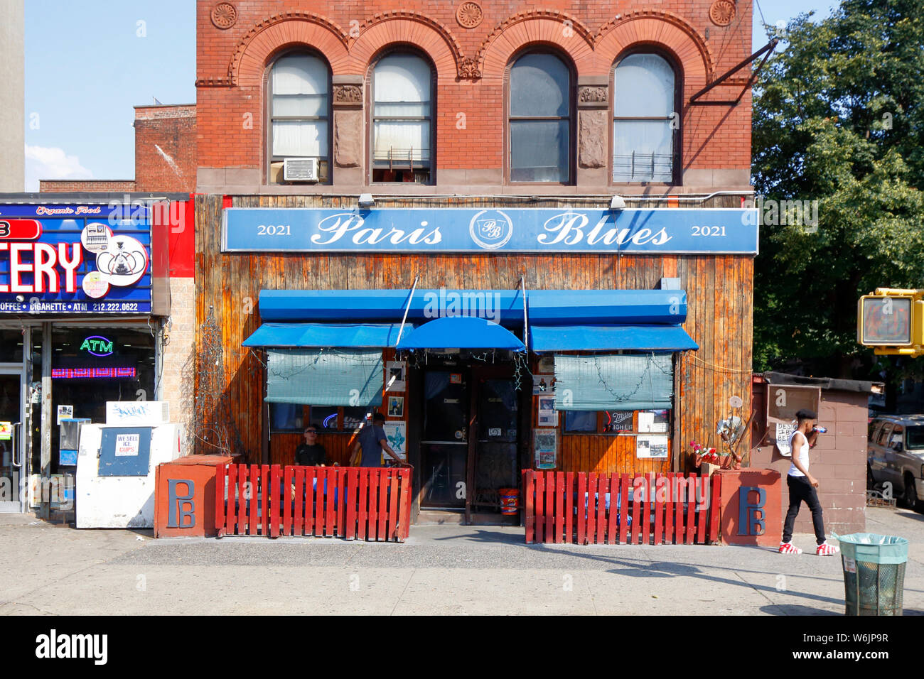 Paris Blues, 2021 Adam Clayton Powell Junior Boulevard, New York, NY. aussen Storefront von einer Bar in Harlem, Manhattan. Stockfoto