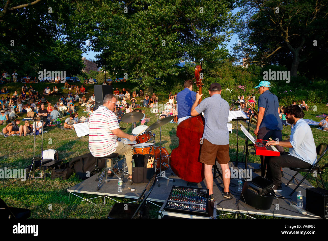 Menschen auf dem Rasen live Musik an einem warmen Sommerabend im Riverside Park, New York, NY (27. Juli 2019) Stockfoto