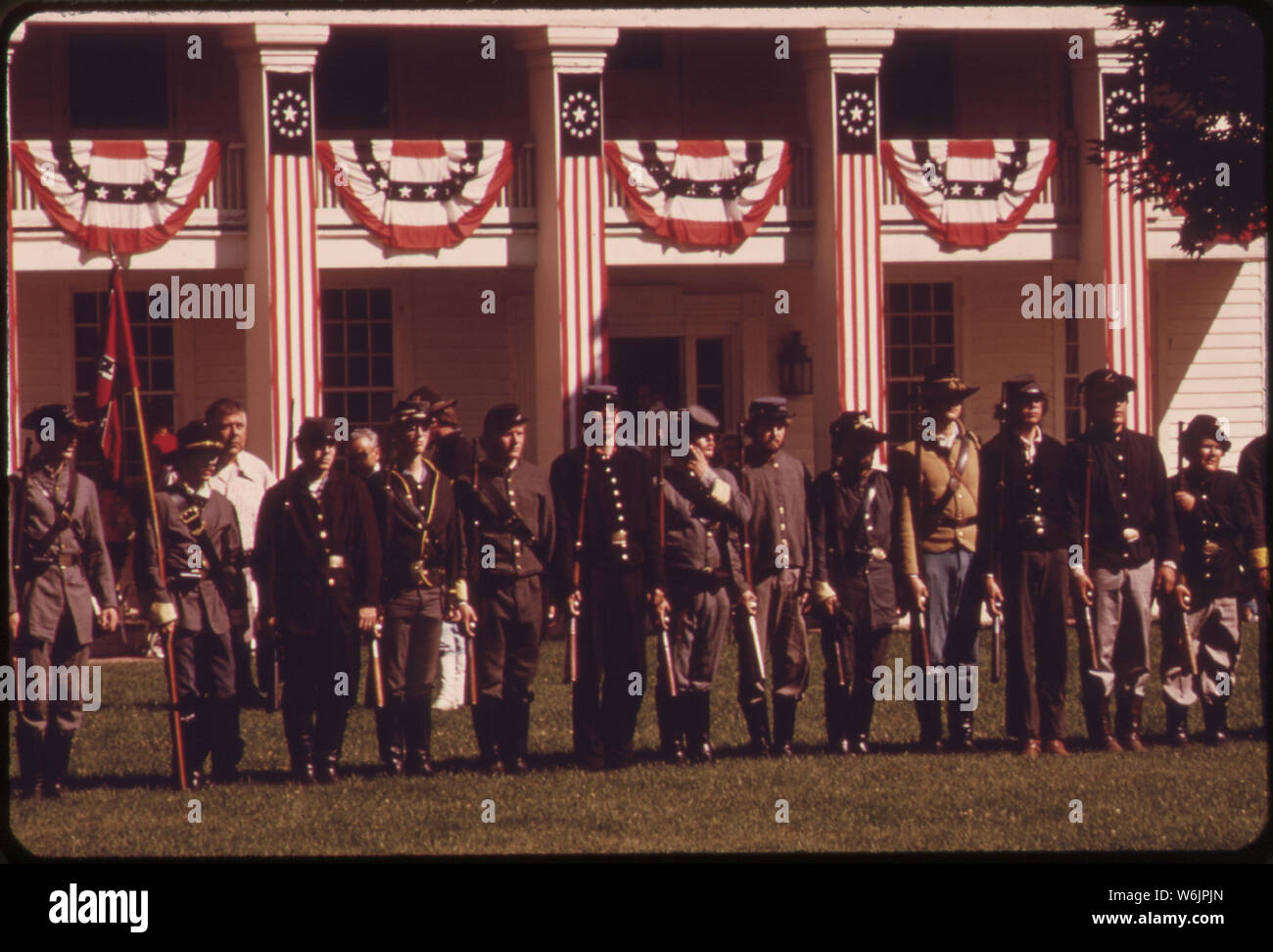 Alte ZEIT RIFLEMAN'S TREFFEN, Juni 24, 1973, AUF DEM GREENFIELD VILLAGE GREEN NEBEN DEM HENRY FORD MUSEUM IN DEARBORN. Das Thema ist der amerikanischen Geschichte. Frühe amerikanische Häuser und andere alte Gebäude VERPFLANZT von ihren ursprünglichen Standorten, viele Besucher anziehen, um das Dorf. Hier sind die Soldaten VOR, gesäumt von 1832 CLINTON INN Stockfoto