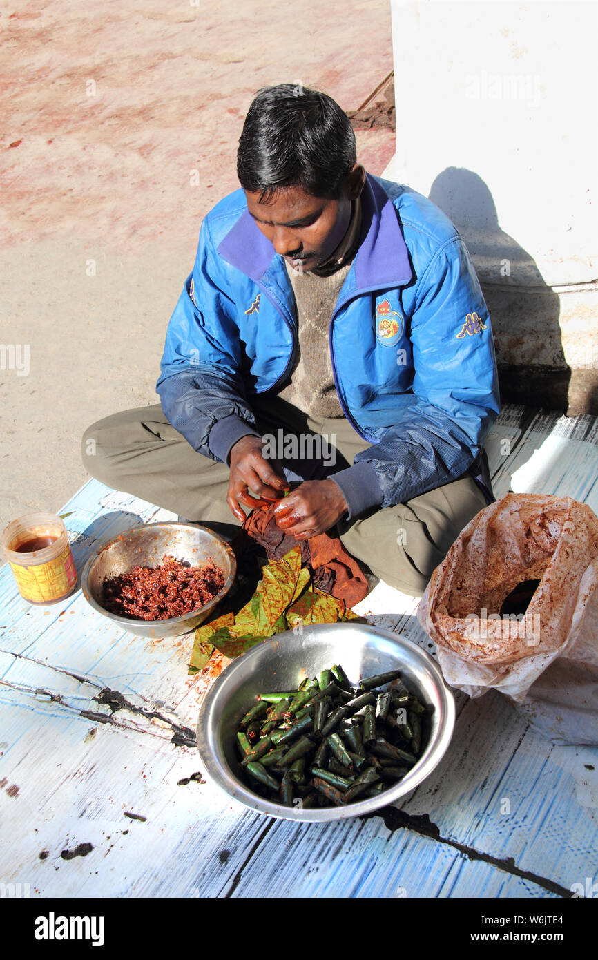 Mann verkauf von betel am Marktstand Stockfoto