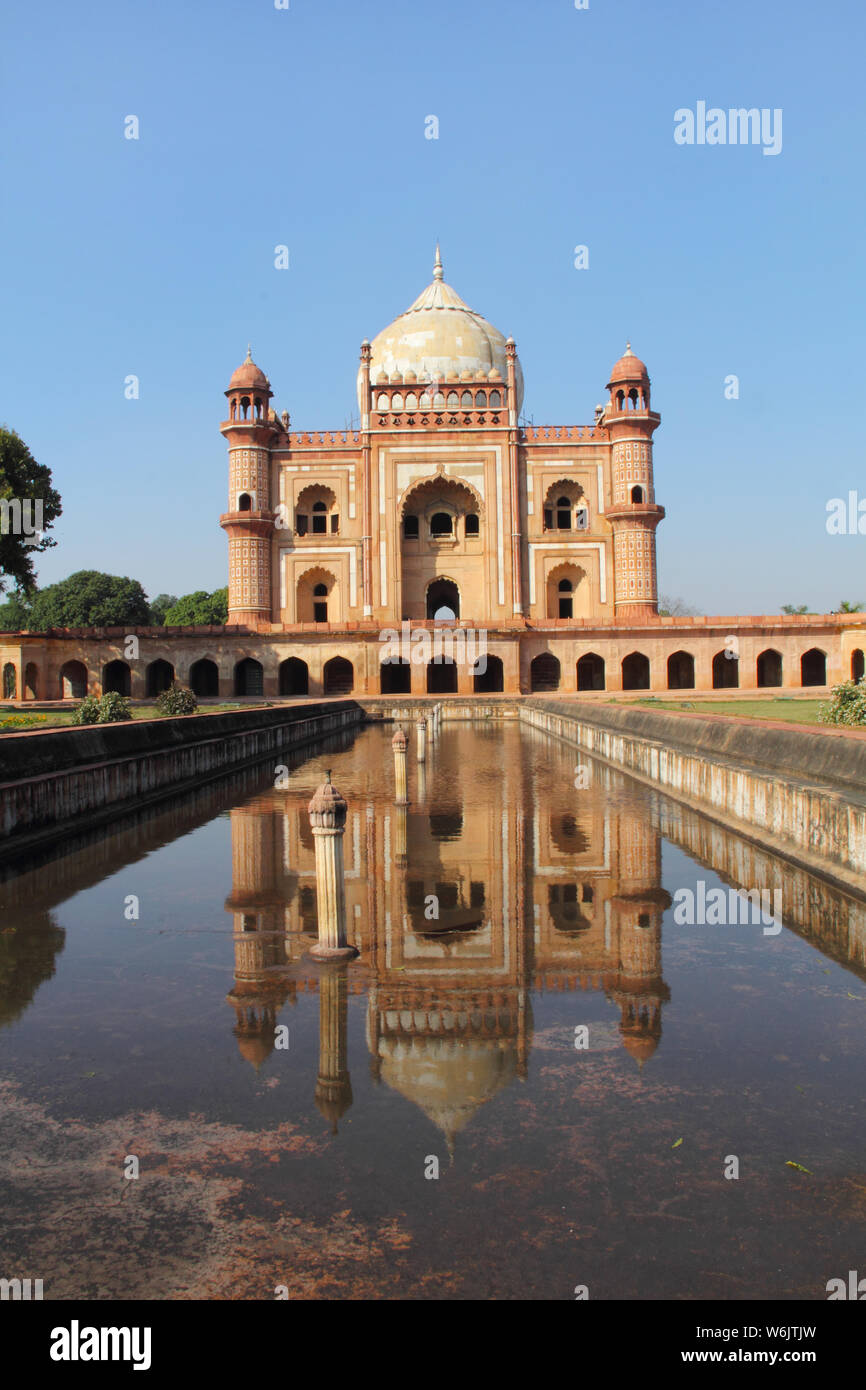 Reflexion des Mausoleums in Wasser, Safdarjung Grab, New Delhi, Indien Stockfoto
