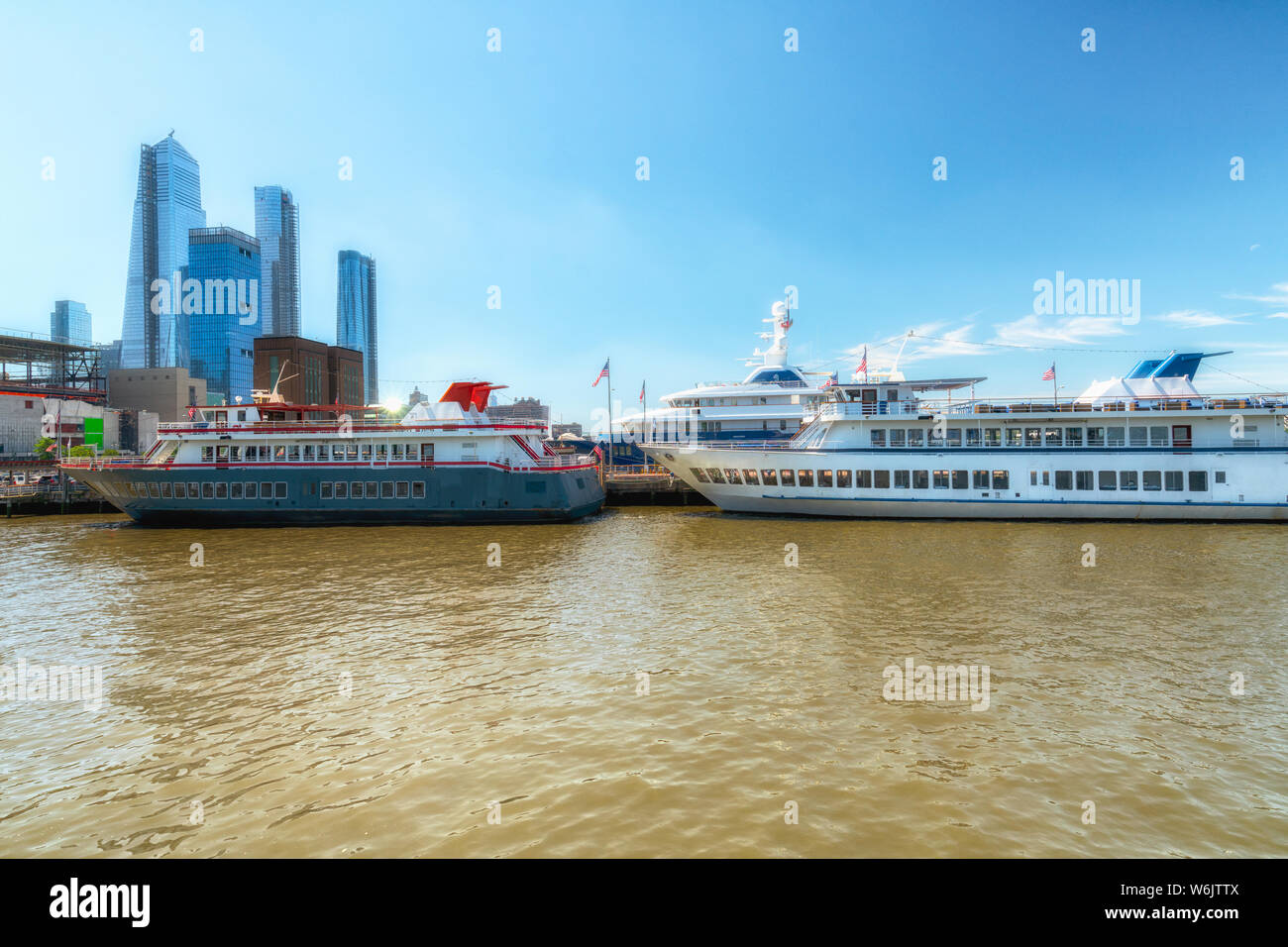 New York City Hafen. Fähren und Kreuzfahrtschiffe Stockfoto