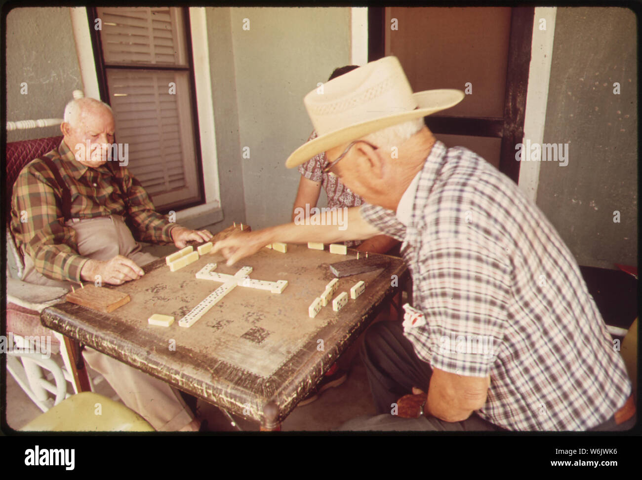 PLES JONES, 94, UND CEPHUS LAFAYETTE CROMWELL, 75, PLAY DOMINOS AUF JONES' Veranda Stockfoto